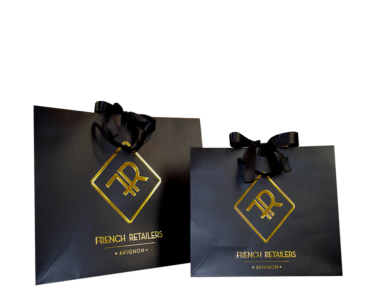 Imparable, ce magnifique sac luxe personnalisé imprimé au logo de la boutique en dorure à Or dispose d'un pelliculage Mat et d'un très joli nœud noir en satin.