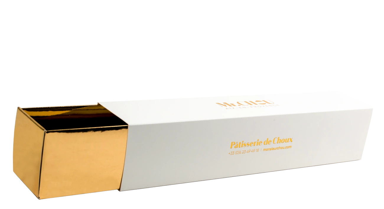 Conception sur mesure par Packaging Paris de cette Boîte Tube pour Pâtisserie avec Finition Extérieur Tiroir en Dorure et Finition Extérieure Fourreau Brillant.
