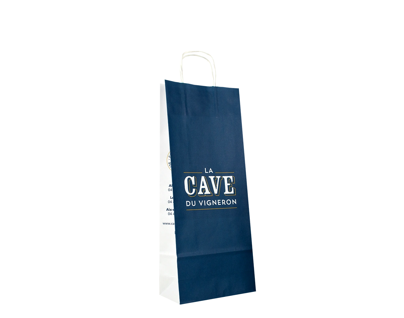 Voici un Sac Kraft Personnalisé Caviste. Ce sac sur mesure, chic, pratique et écologique, est le packaging idéal pour le transport de bouteilles et le standing.
