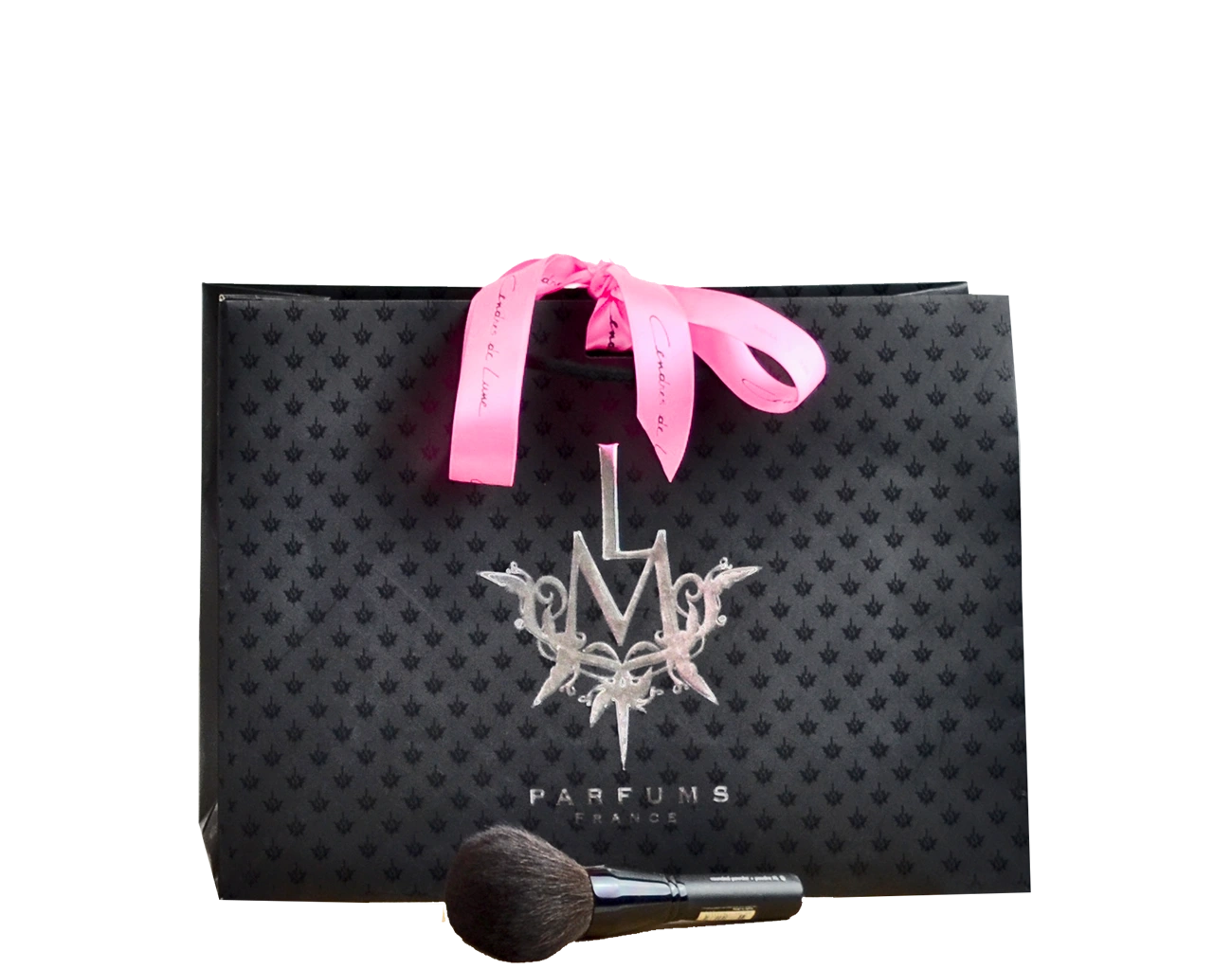 Sac Luxe Personnalisée pour Boutique de Parfum avec Finition Pelliculage en Vernis Sélectif UV, Marquage Logo en Dorure à Chaud et Noeud Ruban Satinée Rose.