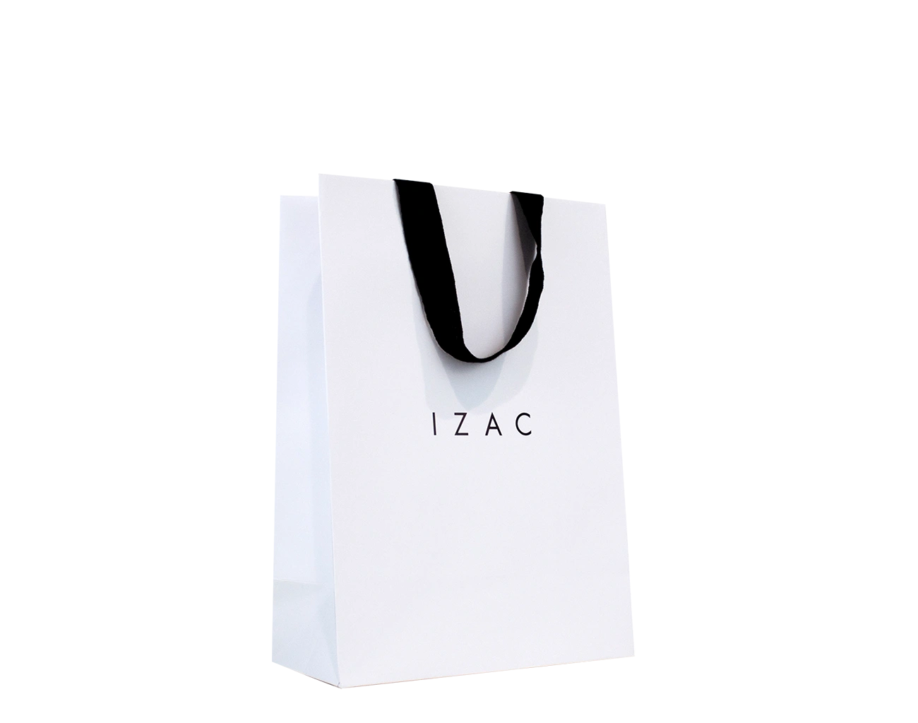 Emballage Sobre et Élégant, ce petit sac luxe personnalisé pour Marque de Vêtements Homme dispose d'un pelliculage Mat sur lequel se pose l'impression du logo.